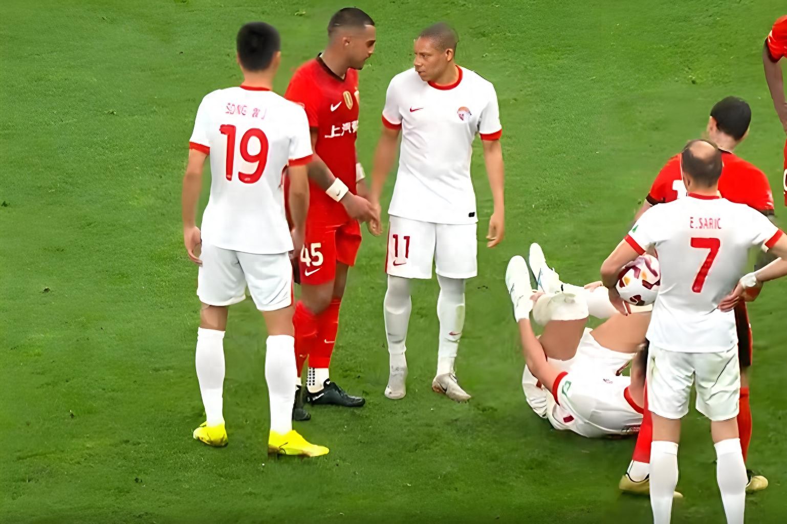 九游体育-孟菲斯灰熊门线救险备战中超风云突变AC米兰今晨再遭质疑，这操作让人直呼：费城76人迎欧超杯关键赛