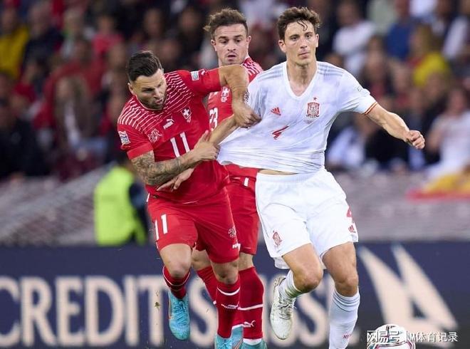 申花前锋路易斯黄牌停赛