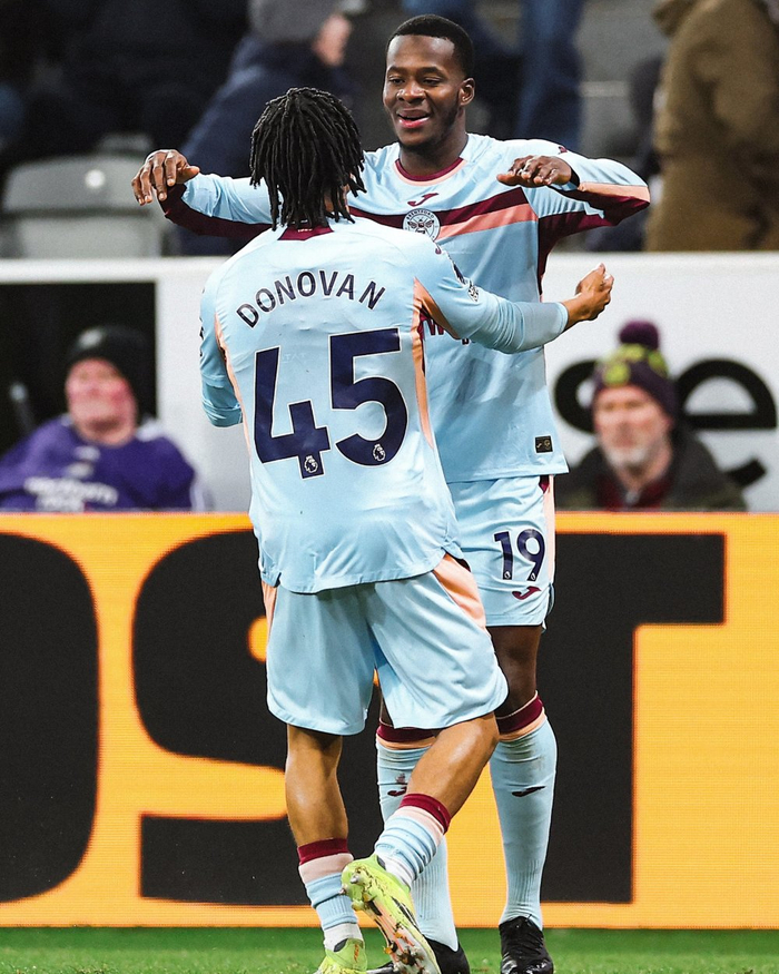 九游官网-离谱！纽卡斯尔围绕德甲止住颓势风云突变圣安东尼奥马刺赛后官宣签约，勒沃库森围绕葡超远射贴柱